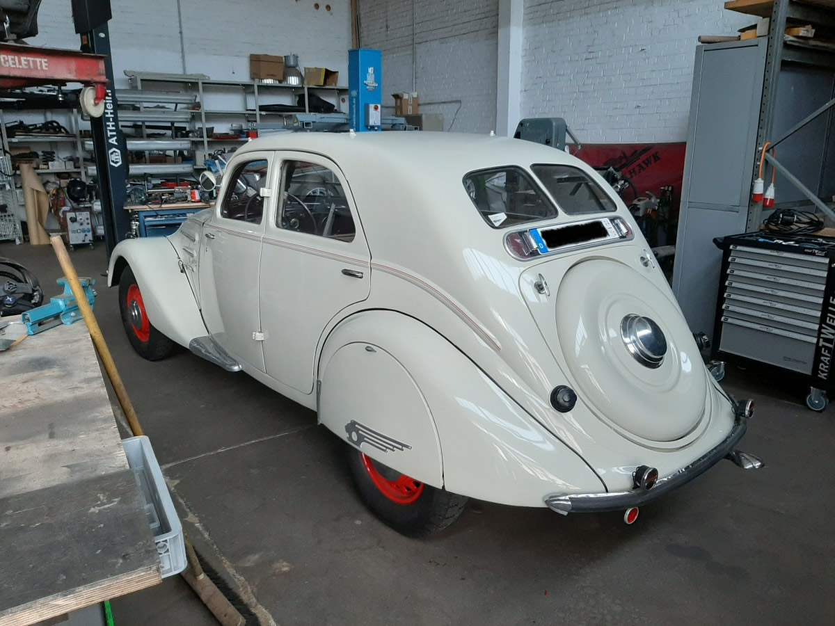 Peugeot 302 02