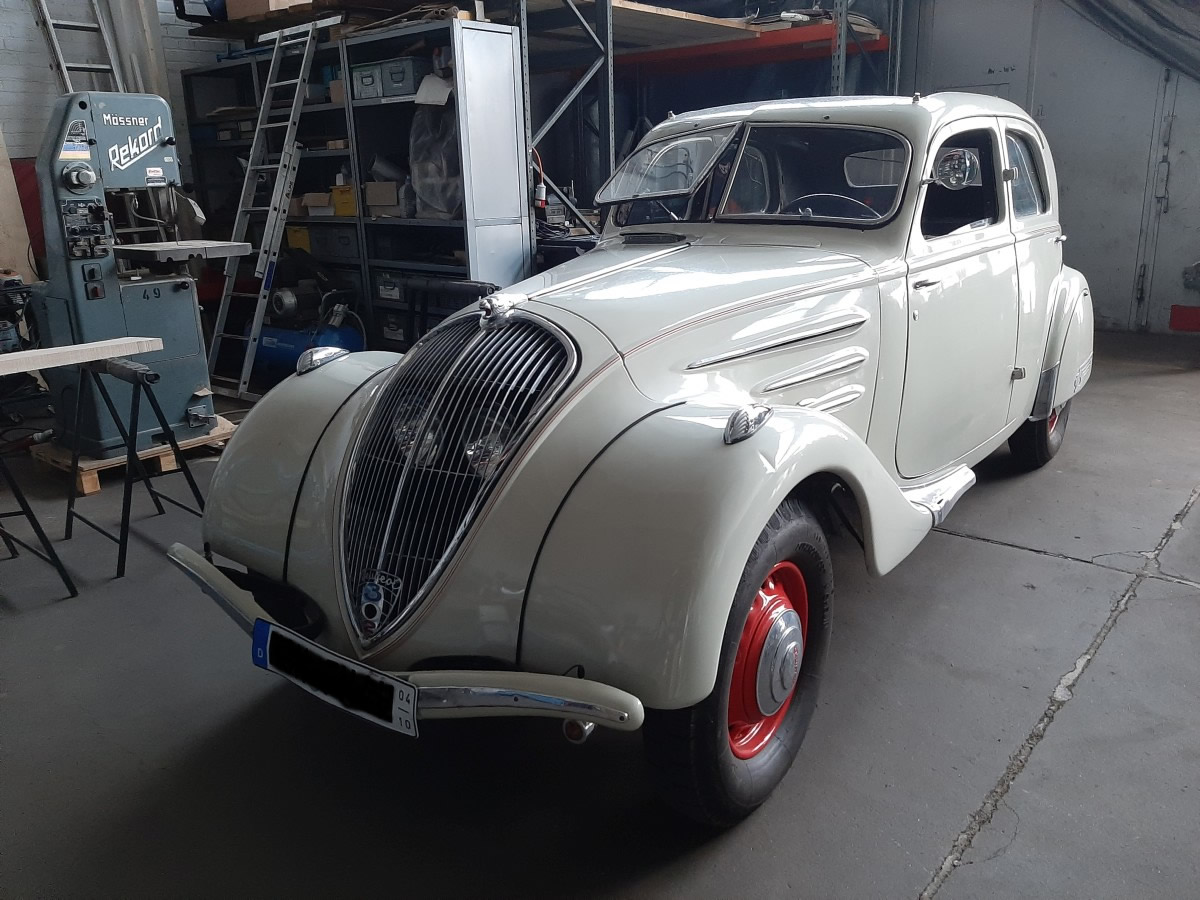 Peugeot 302 03